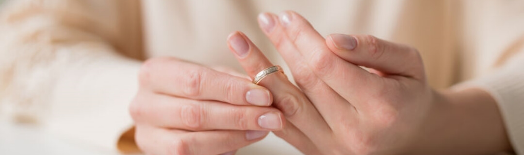 離婚の申し出に結婚指輪を外す写真