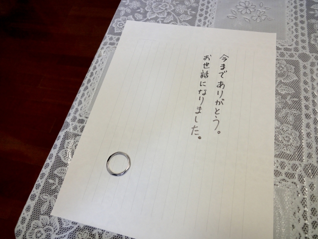 離婚により家を出て行くときの手紙と外した指輪の写真