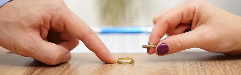 離婚に合意した夫婦が指輪を外す写真